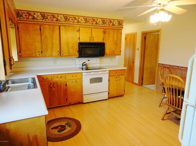 Spacious, Clean Kitchen