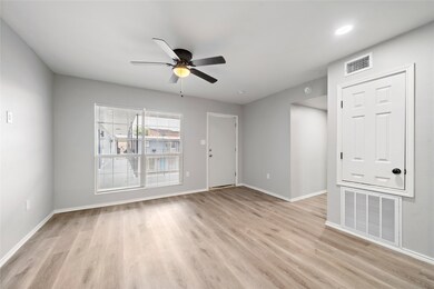 9711 Linkmeadow Ln unit 17, Houston, TX 77025 - photo 7