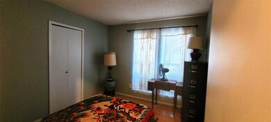 Middle bedroom.