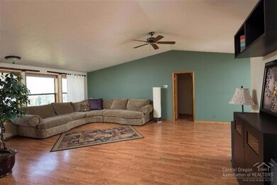 2940 SW Salmon Ave, Redmond, OR 97756 - photo 3