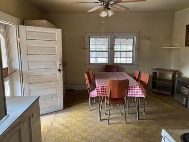 Eat -in area in kitchen