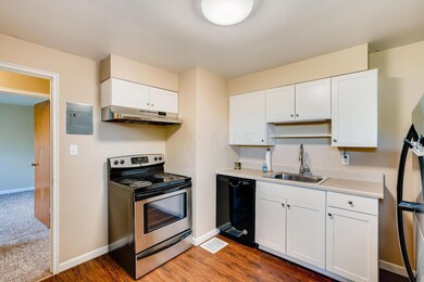1084 Sells Ave L Columbus OH-large-006-0