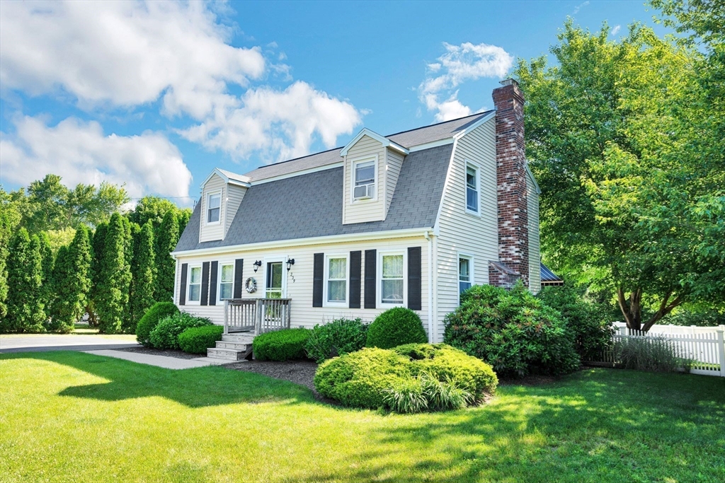 239 Center St, Bellingham, MA 02019 - photo 2