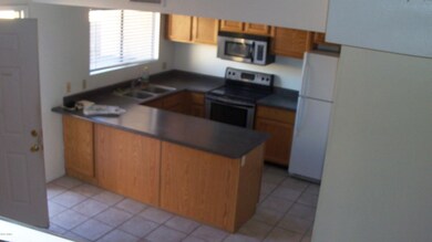 Nice Kitchen with Snackbar
