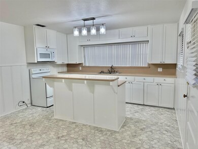 911 Dodson St, Gainesville, TX 76240 - photo 5