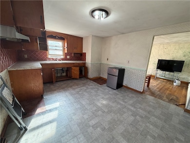 546 Robinson St, Woonsocket, RI 02895 - photo 2