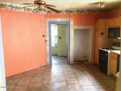 Kitchen Photo 2