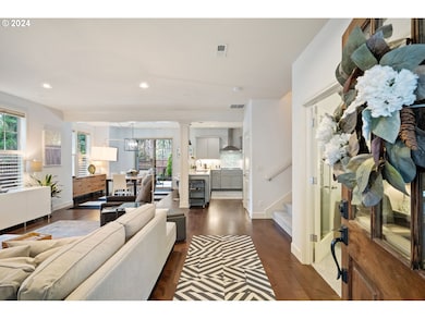 Living Room/Entrance