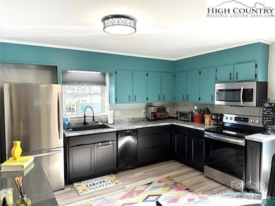 411 Poplar Ave, West Jefferson, NC 28694 - photo 6