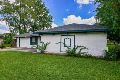8806 Hillsgrove Ct, Houston, TX 77088 - photo 2