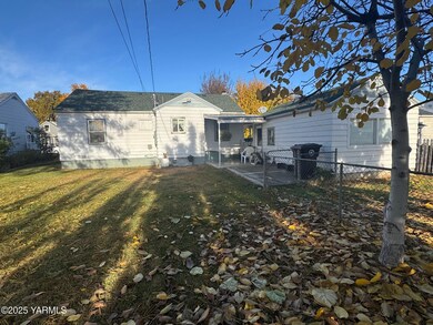 206 S Date St, Toppenish, WA 98948 - photo 2