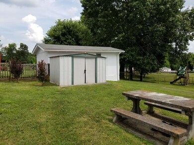 114 Lark St, Bristol, TN 37620 - photo 4