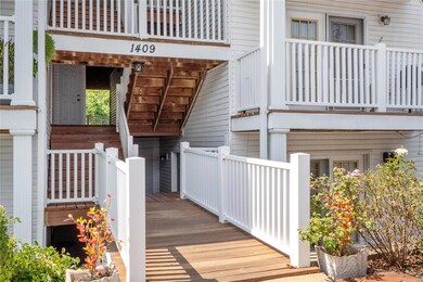1409 Summertree Springs Unit G has only 7 steps to