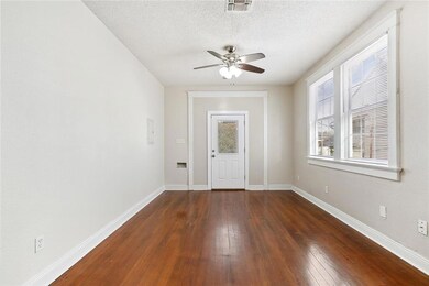 1564 living toward front porch