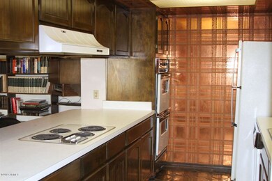 Kitchen side facing breakfast bar