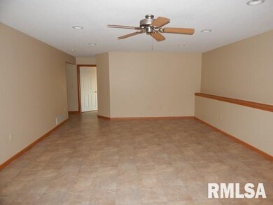 5439 Northwest Cir, Davenport, IA 52806 - photo 2