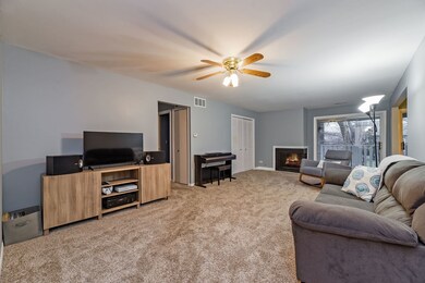 2075 Creekside Dr unit 2-1, Wheaton, IL 60189 - photo 3