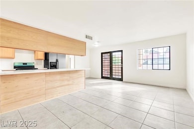 Kitchen with refrigerator with ice dispenser, elec