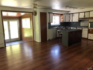 901 Bushkill Dr, Bath, PA 18014 - photo 4