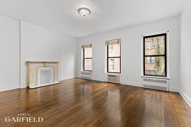 121 E 61st St unit UPPR TRPLX, New York, NY 10065 - photo 2
