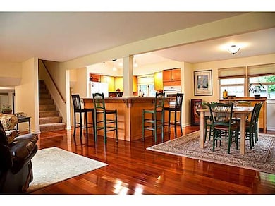 Kitchen Breakfast bar and Livingroom