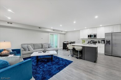 8 Lyons Ct, Sicklerville, NJ 08081 - photo 4