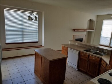 908 Oak Creek Dr, Moore, OK 73160 - photo 3