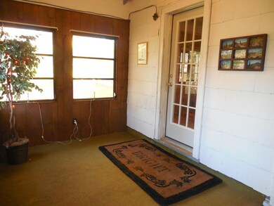 433 - Entry Porch to Door
