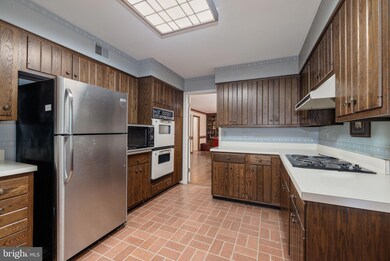 8009 Hackamore Dr, Potomac, MD 20854 - photo 5