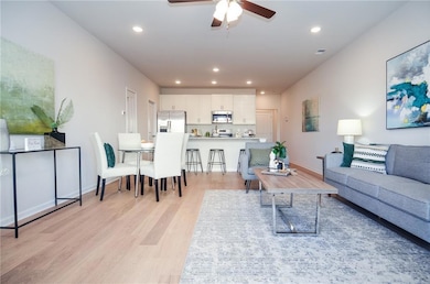 Living area with visible vents, baseboards, recess