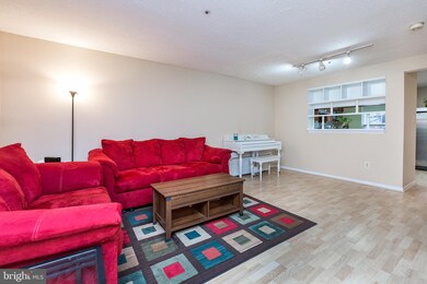 20542 Lowfield Dr, Germantown, MD 20874 - photo 4