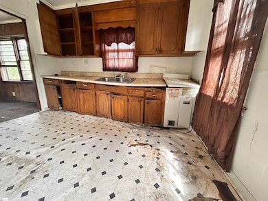 288 Hooker Ave, Laurens, SC 29360 - photo 2