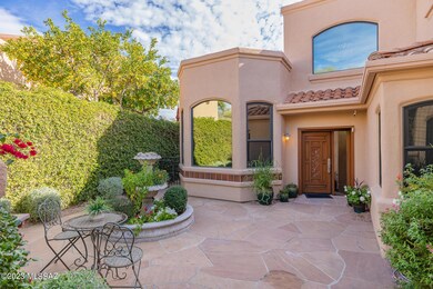 Courtyard - beautiful landscaping