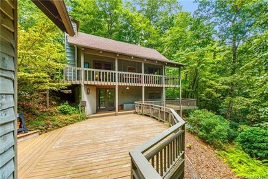 Private cabin with multiple decks to enjoy nature