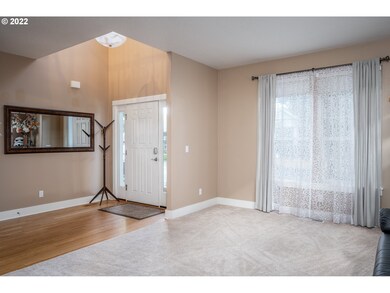 Living Room/Entrance