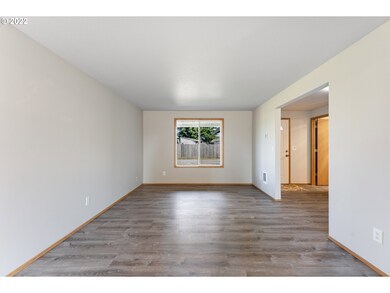Living Room/Entrance