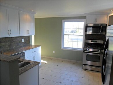 Kitchen Plenty of room for easy traffic flow