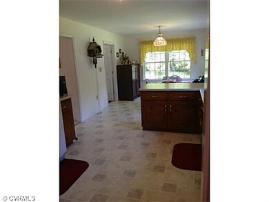 Kitchen - Large eat-in space, plenty of counter-to