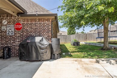 Outdoor TV space, natural gas piped, garden, etc!