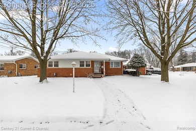 25703 Loch Lomond Dr, Dearborn Heights, MI 48125 - photo 2
