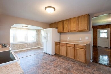 05_588NWestStreet_191001_KitchenDiningAr