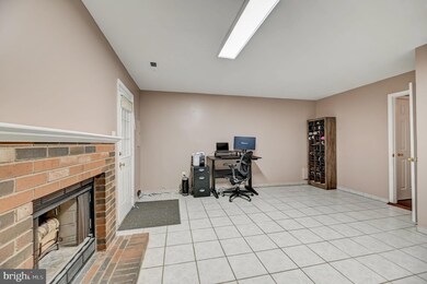 2496 Clover Field Cir, Herndon, VA 20171 - photo 5