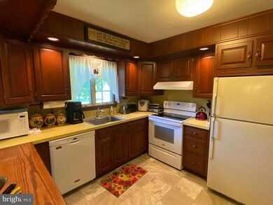 434 W High St, Womelsdorf, PA 19567 - photo 3