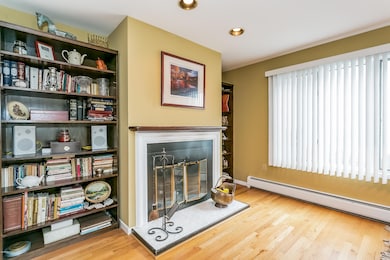 006-79A PemberwickRdGreenwichCT_Living_R