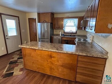 Kitchen with kitchen peninsula, appliances with st