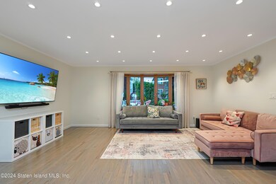 37 Beach Ave, Staten Island, NY 10306 - photo 3