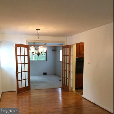 5905 Mustang Dr, Riverdale, MD 20737 - photo 3