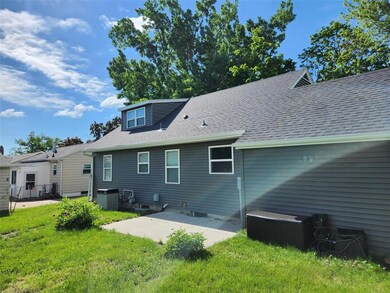 107 E Willman St, Hiawatha, IA 52233 - photo 5