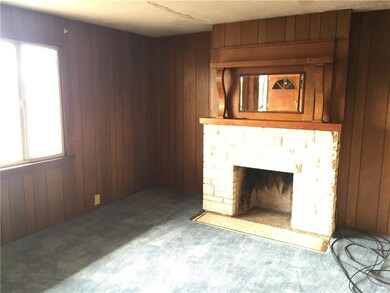 LIVING ROOM WITH DECORATIVE FIREPLACE