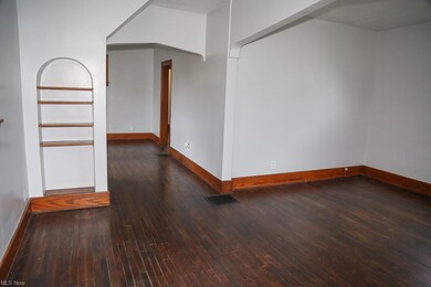 Front door view towards the dining room and kitche